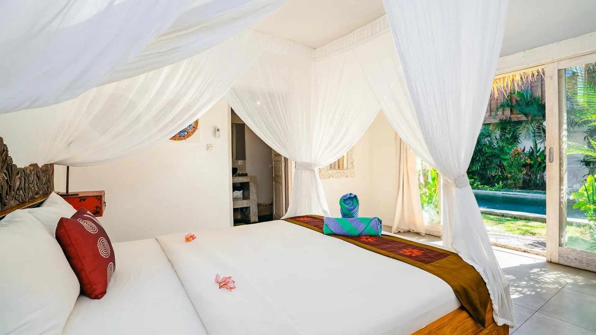 Villa Niri - Beautiful 4Br Teak Joglo Villa In Oberoi Seminyak, A Tranquil Retreat
